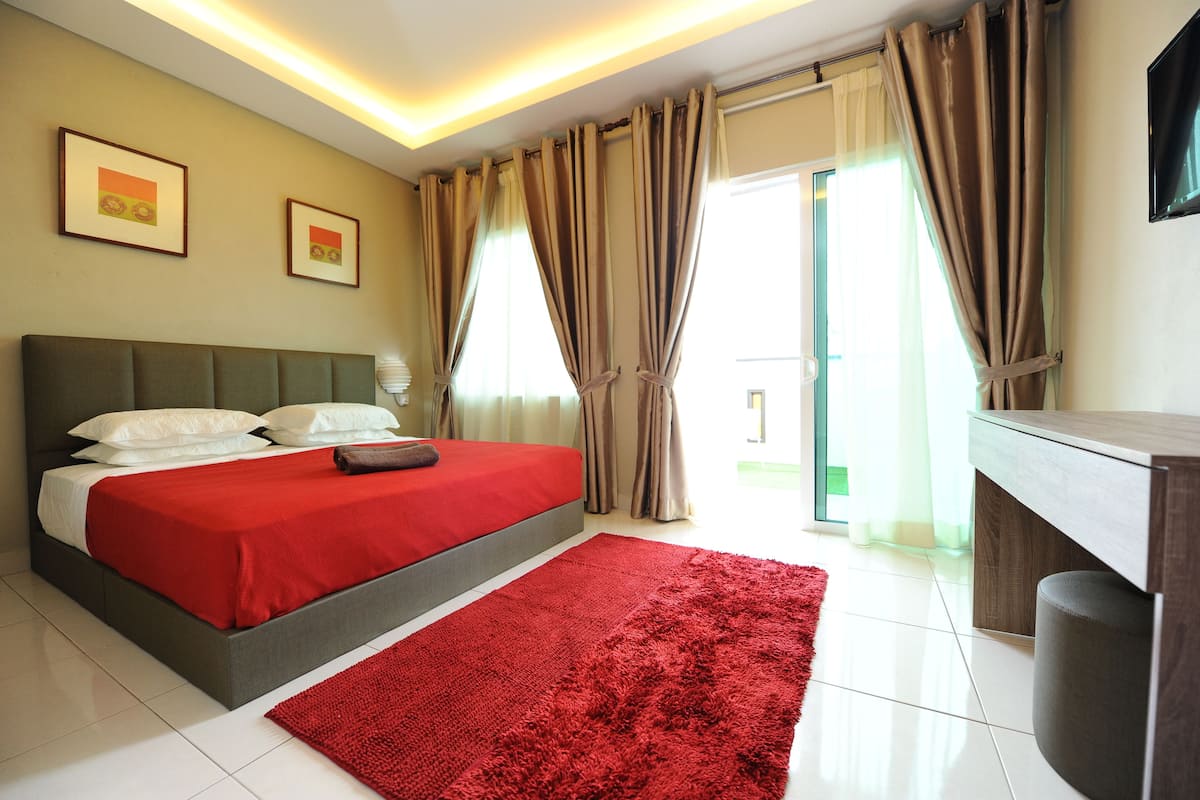 Minibar, desk, free WiFi, bed sheets