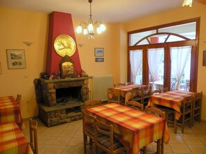 Breakfast and dinner served, Greek cuisine - Guesthouse Lithos (Kalabaka)