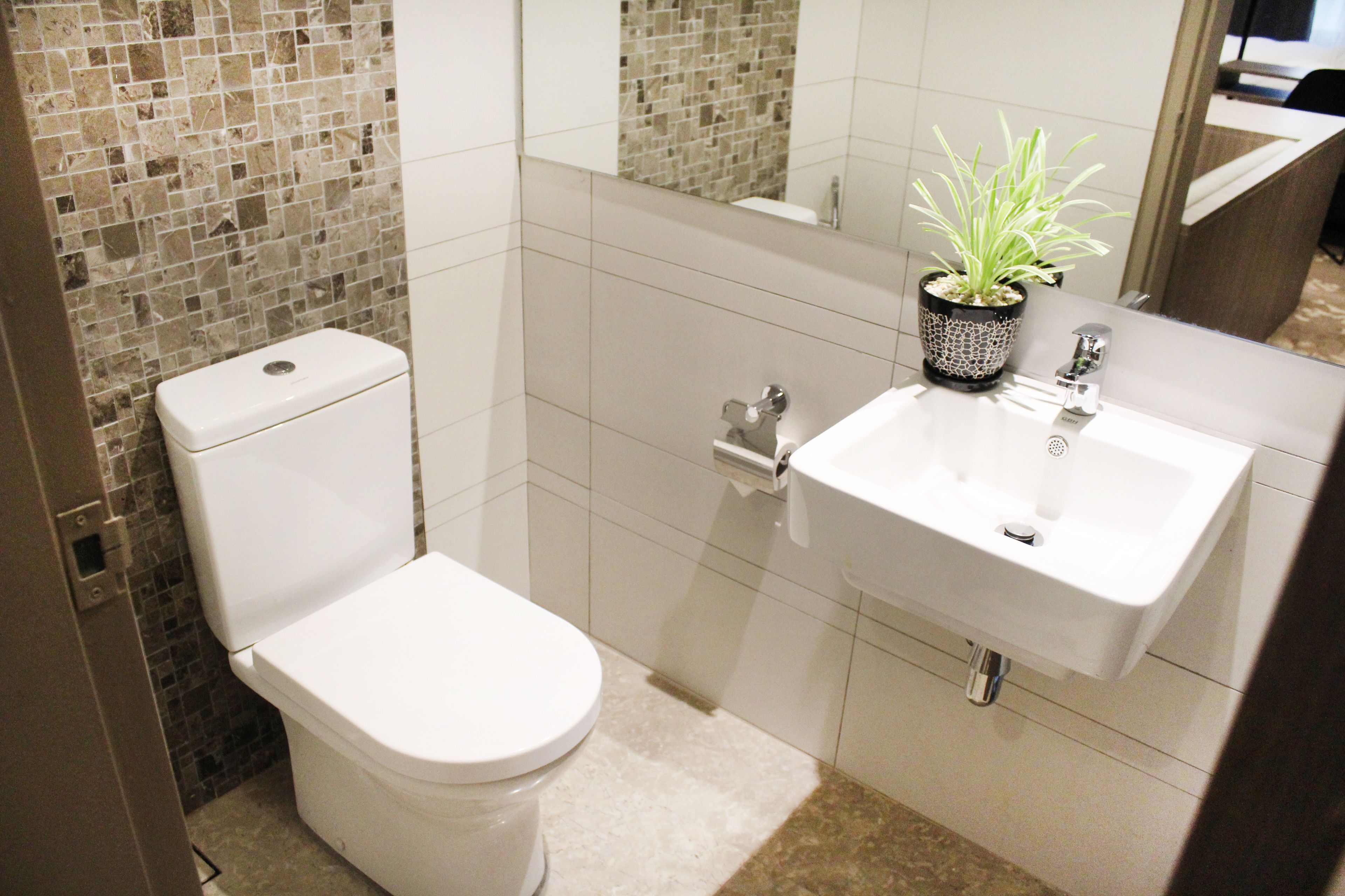 family suite | bathroom | shower, free toiletries, hair dryer, towels
