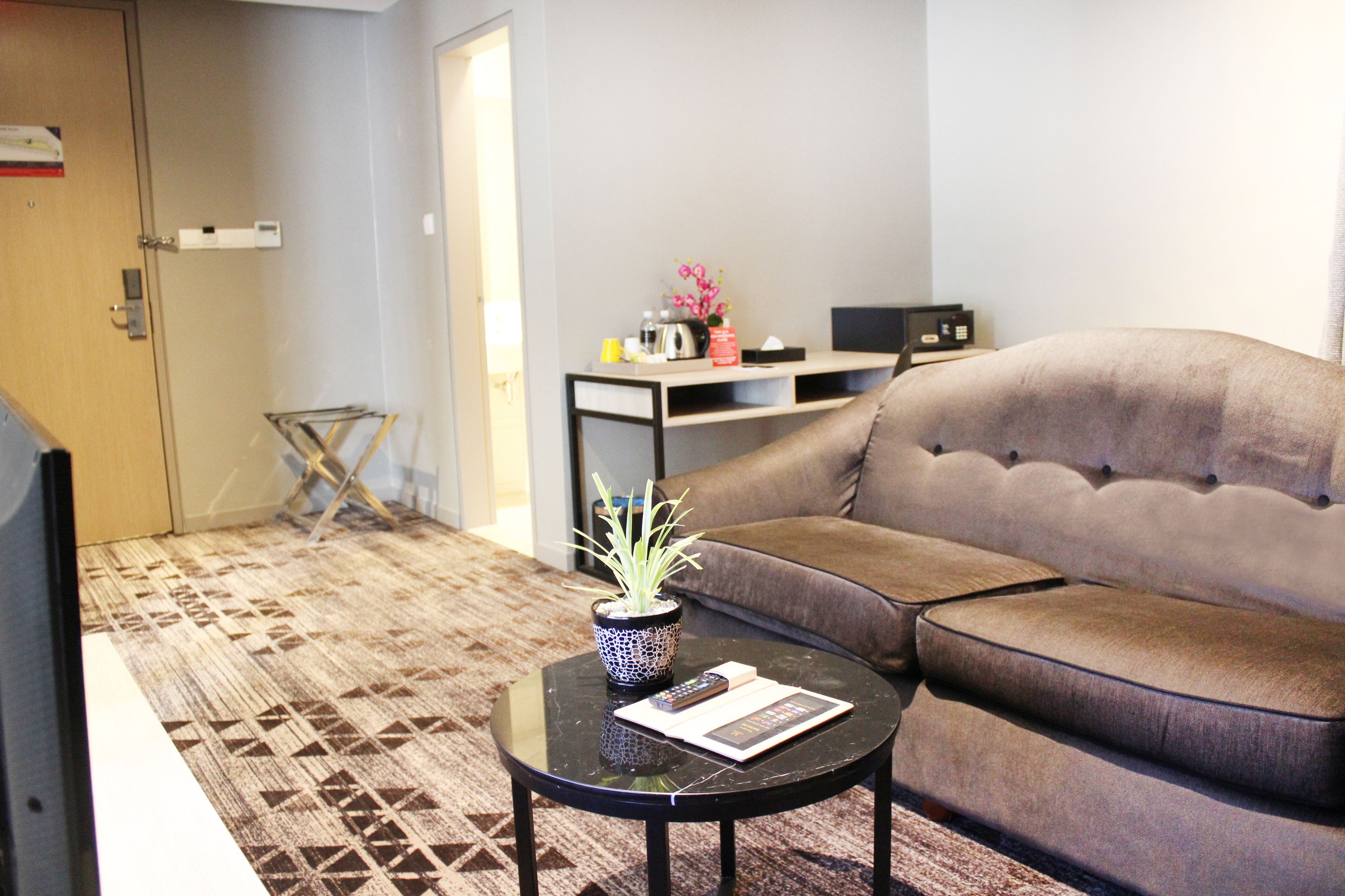 executive suite | in-room safe, desk, blackout curtains, soundproofing