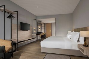 خزنة داخل الغرفة ومكتب وستائر تعتيم وتجهيزات عازلة للصوت