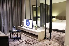 Executive suite | Een kluis op de kamer, een bureau, verduisterende gordijnen