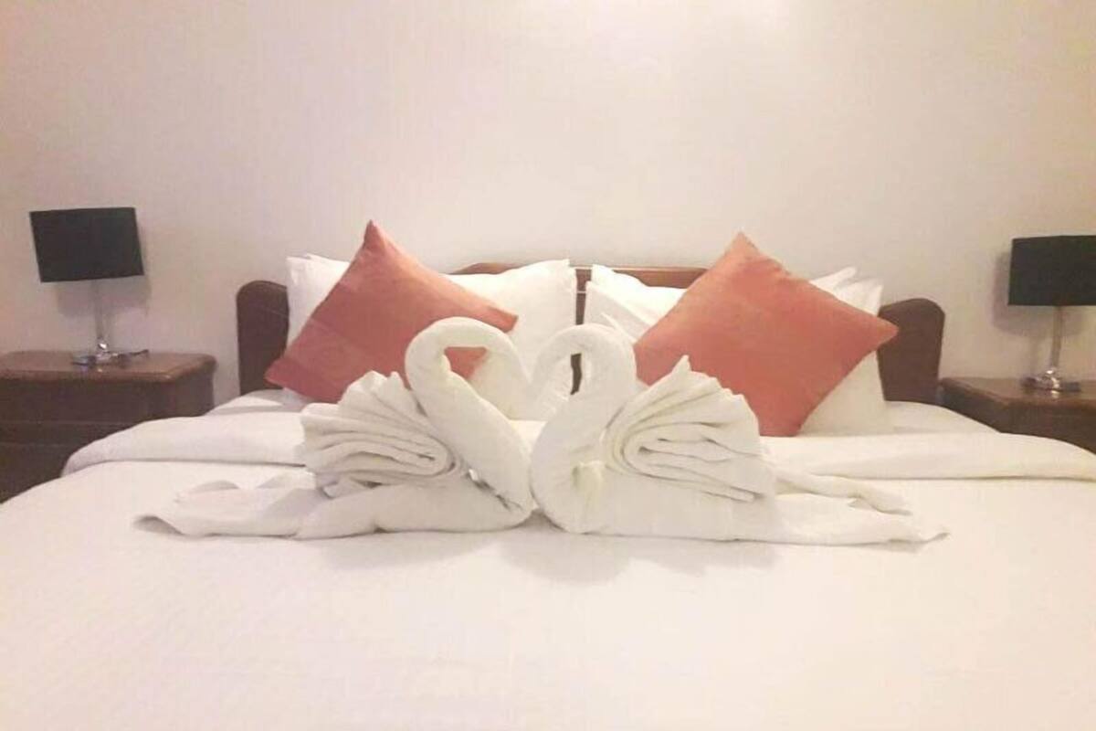 Deluxe Double Room | In-room safe, desk, iron/ironing board, free WiFi