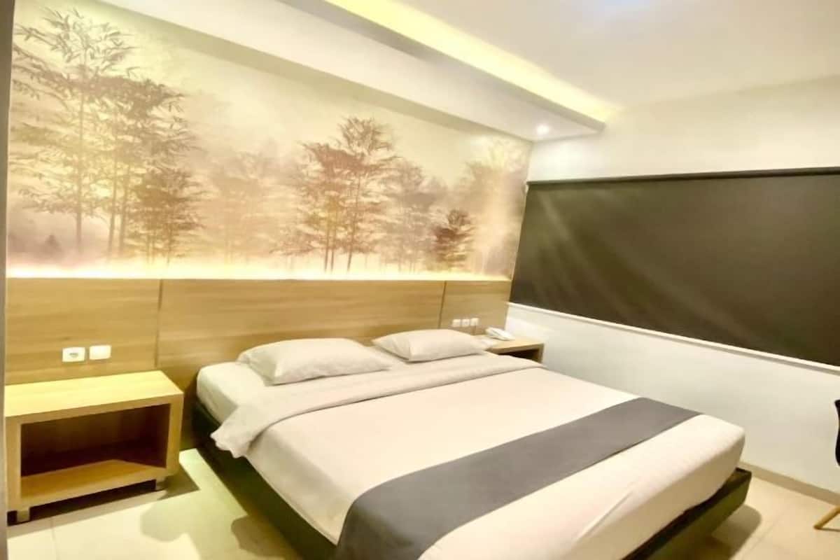 Premium bedding, in-room safe, desk, soundproofing