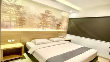 Habitación Deluxe doble | Ropa de cama de alta calidad, caja fuerte, escritorio