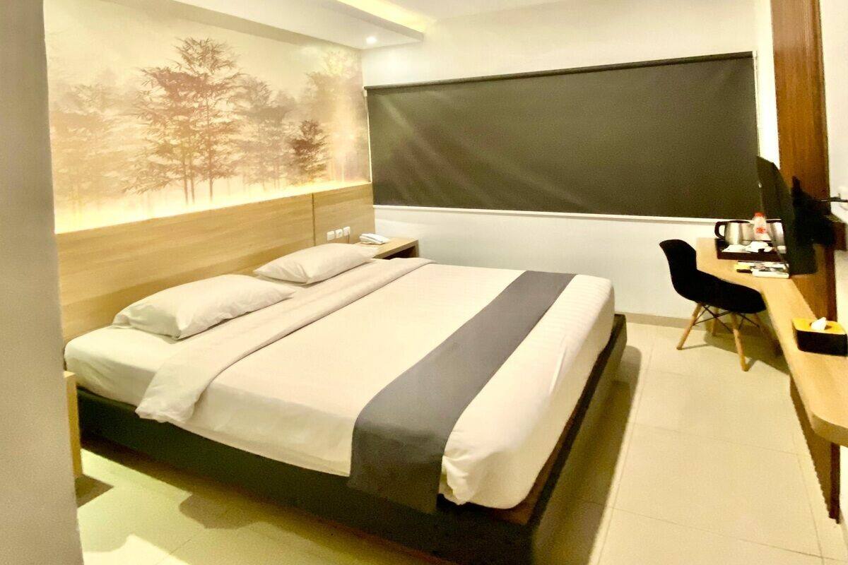 Deluxe Double Room | Premium bedding, in-room safe, desk, soundproofing