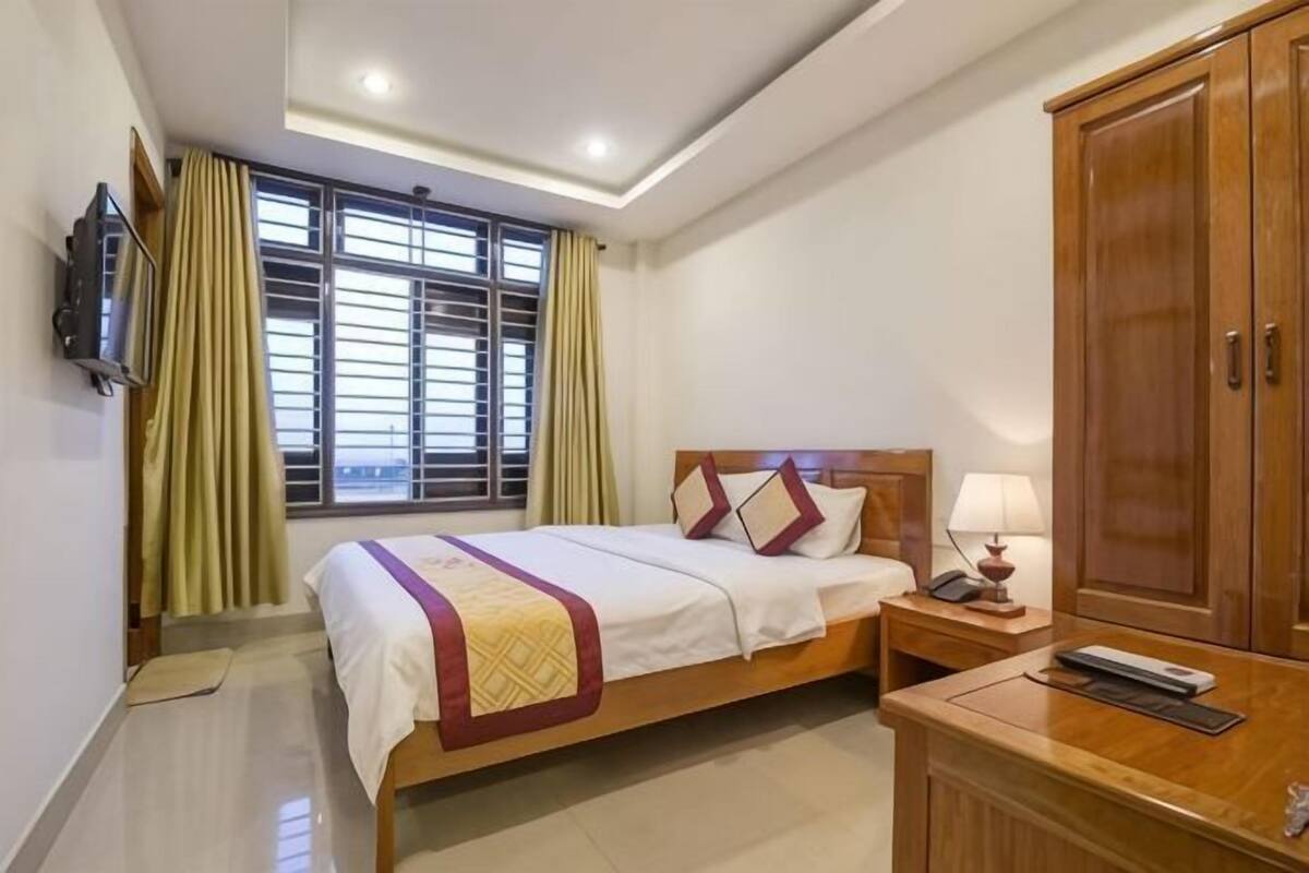 Minibar, desk, blackout drapes, soundproofing