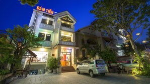 A multi-story building with a sign reading "DAM Tien". - Dam Tien Hotel (Da Nang)