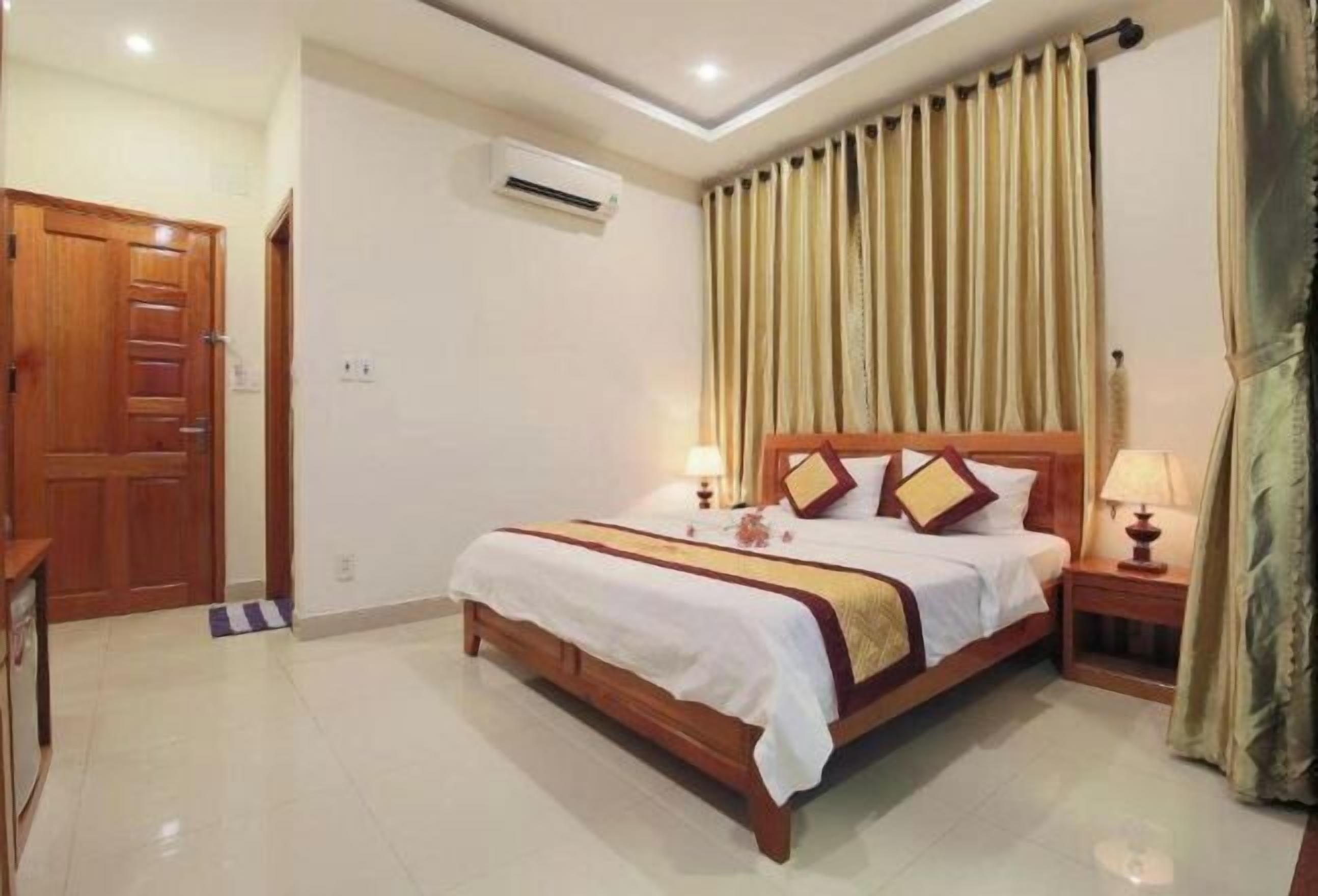 Minibar, desk, blackout drapes, soundproofing