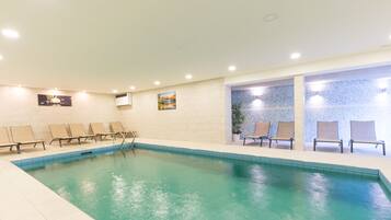 室內游泳池,提供日光浴躺椅