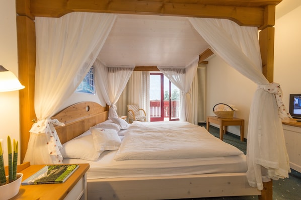 Deluxe Double Room | In-room safe, desk, cribs/infant beds, free WiFi