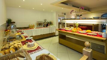 含每日吃到飽早餐