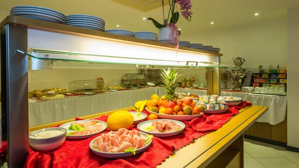 Ein reichhaltiges Buffet mit verschiedenen Speisen und einer Glastheke.