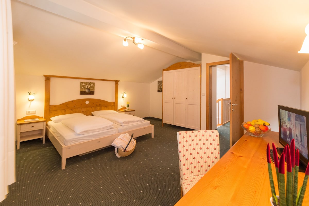 Suite | Een kluis op de kamer, een bureau, babybedden, gratis wifi