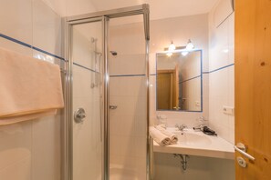 Ilmaiset hygieniatuotteet, kylpytakit, pyyhkeet