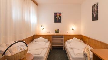 客房, 相連客房 | 客房內保險箱、書桌、搖籃/嬰兒床、免費無線上網