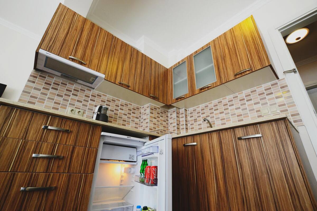 fridge, stovetop, electric kettle, cookware/dishes/utensils