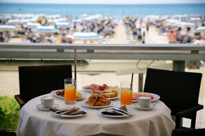 Breakfast, lunch, dinner served; international cuisine  - Hotel Boston (Jesolo)