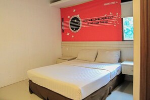 Superior Room | Peralatan tempat tidur premium, peti besi dalam bilik, meja 