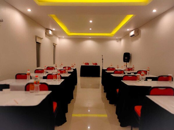 In-room dining - Front One Inn Sidoarjo (Sidoarjo)