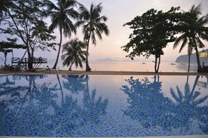 Una piscina al aire libre (de 06:00 a 21:00), tumbonas