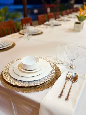 Breakfast, lunch, dinner served; local cuisine, beach views - Doublegem Beach Resort and Hotel (El Nido)