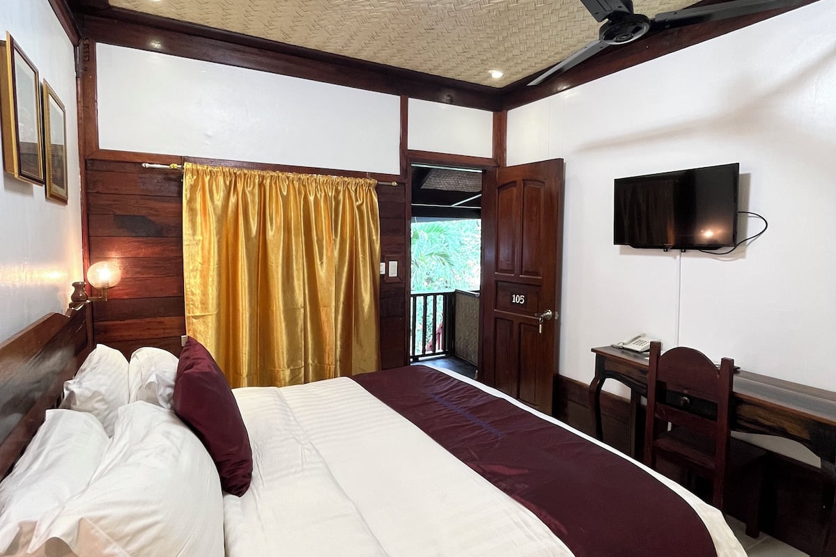 Standard Room, 1 King Bed, Non Smoking, Garden View