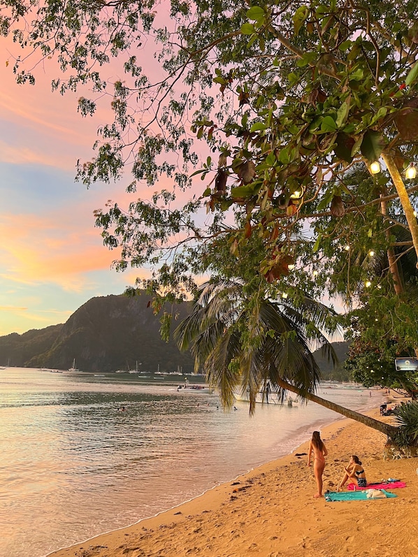 On the beach, white sand, sun loungers, beach towels - Doublegem Beach Resort and Hotel (El Nido)