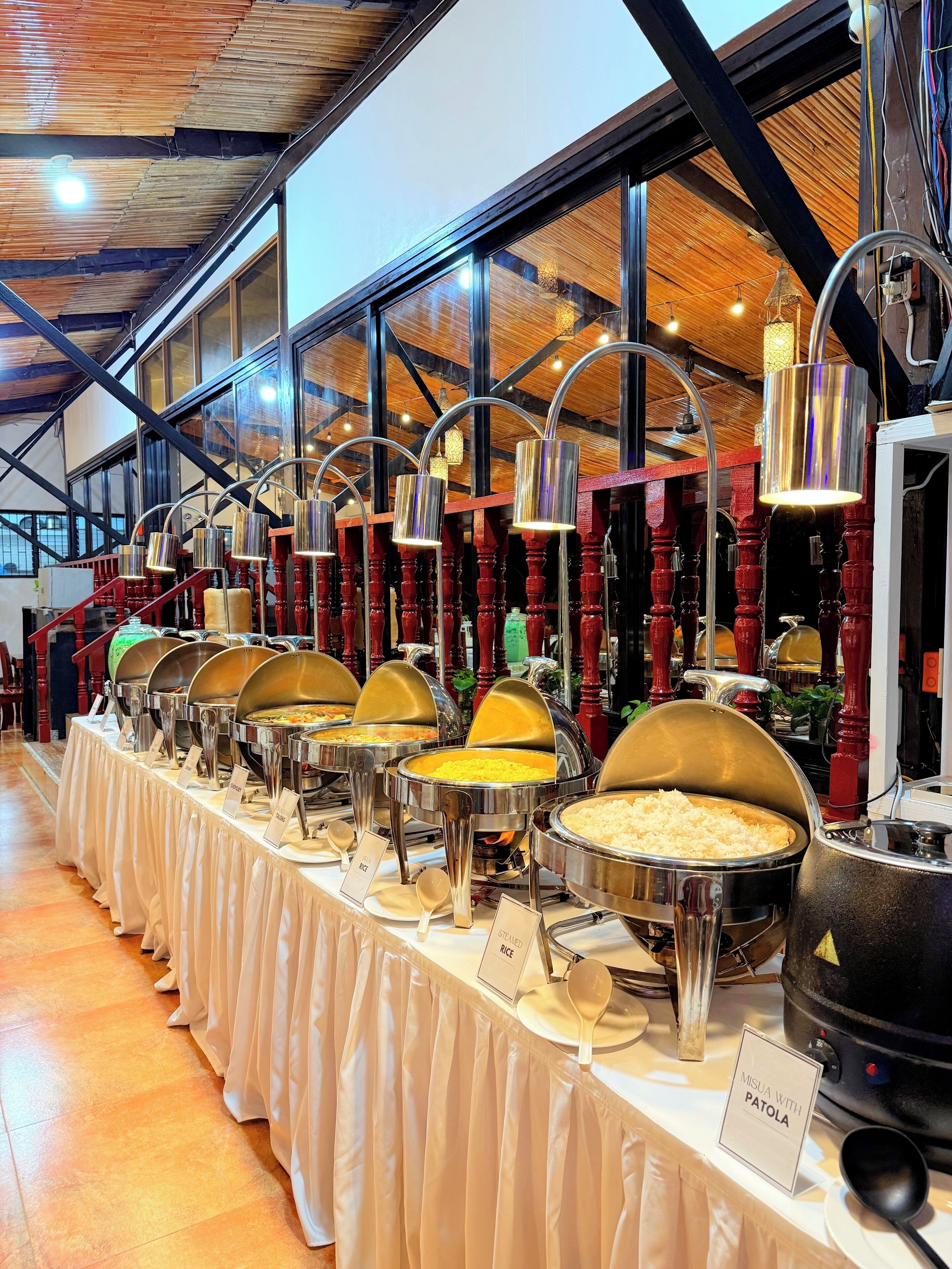 Breakfast, lunch, dinner served; local cuisine, beach views 