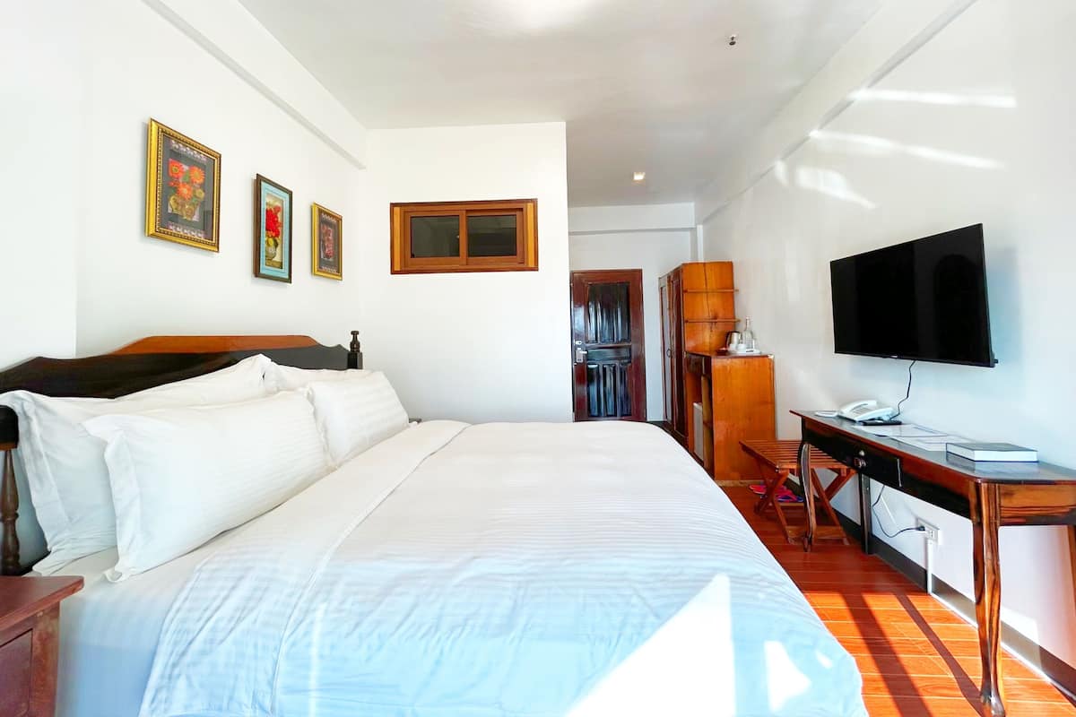 Oceanview Premiere King | Egyptian cotton sheets, premium bedding, in-room safe, desk