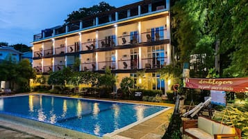 Piscina all'aperto, con ingresso dalle 06:00 alle 21:00, lettini