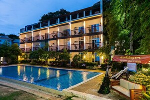 Una piscina al aire libre (de 06:00 a 21:00), tumbonas