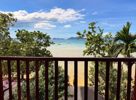 Oceanview Family Room 2 Queen & 1 Single Bed | Terrace/patio