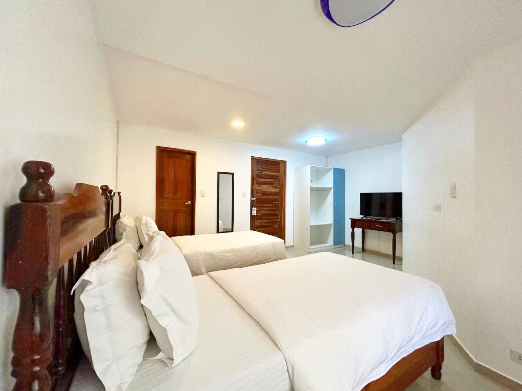 Habitación cuádruple | Edredones de plumas, caja fuerte, cortinas opacas y ropa de cama