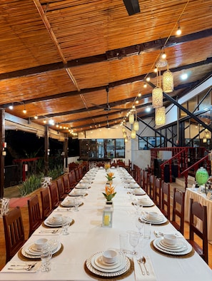 Breakfast, lunch, dinner and brunch served - Doublegem Beach Resort and Hotel (El Nido)