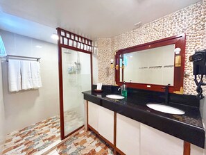 Chambre Premier, vue sur l’océan (Large Family - 3 Queen Beds) | Salle de bain | Douche, douche cascade, articles de toilette (gratuits), pantoufles