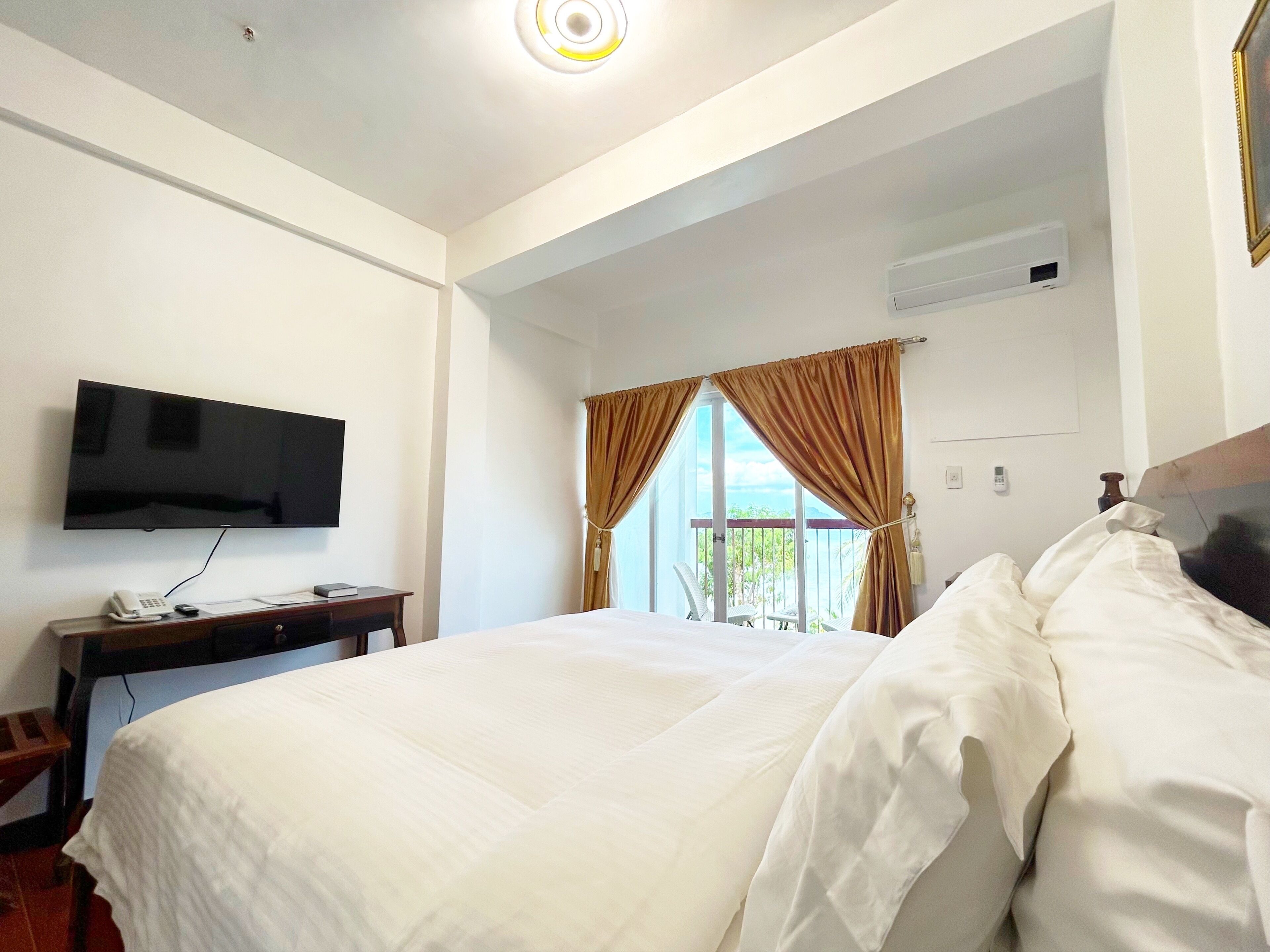 ห้องพรีเมียร์, เตียงคิงไซส์ 1 เตียง, วิวทะเล | ผ้าปูที่นอนฝ้ายอียิปต์, เครื่องนอนระดับพรีเมียม, ตู้นิรภัยในห้องพัก