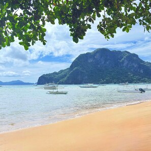 On the beach, white sand, sun-loungers, beach towels - Doublegem Beach Resort and Hotel (El Nido)
