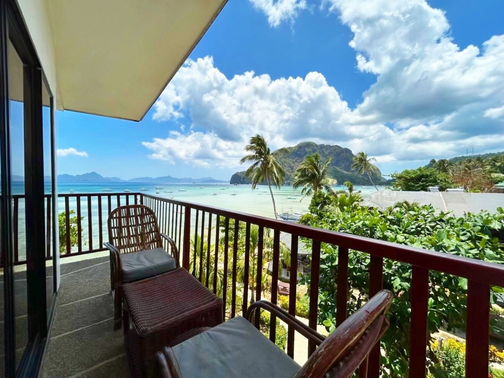 Oceanview Family Room 1 Queen and 2 Single Beds | Terrace/patio