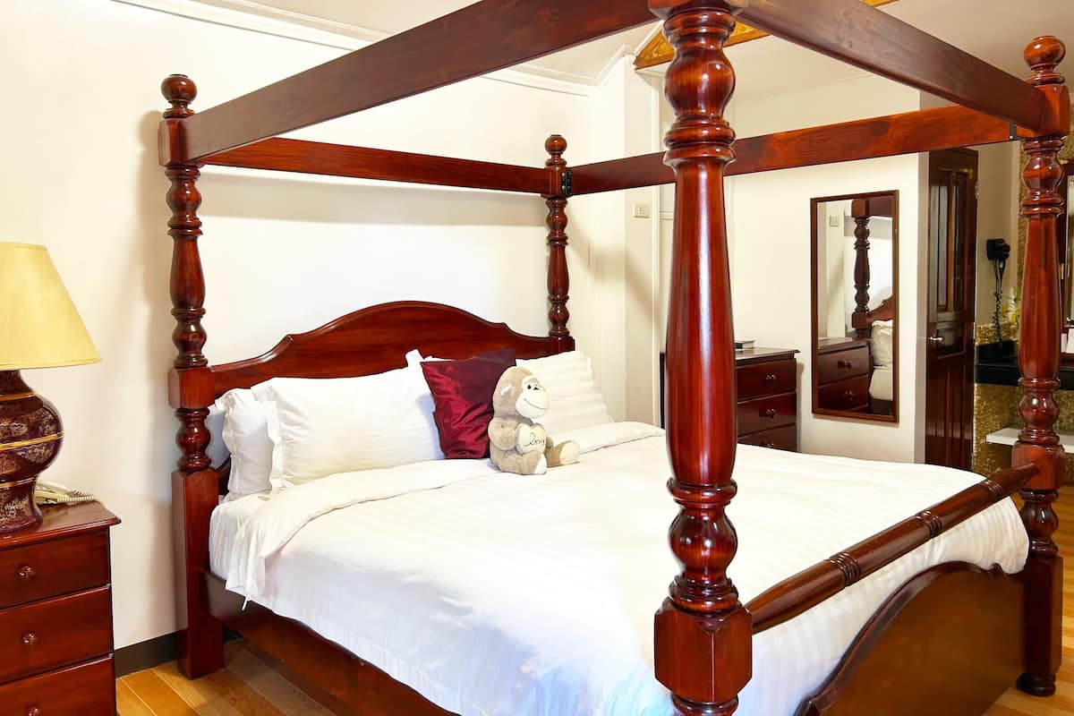 Premier Room, 1 Bedroom | Egyptian cotton sheets, premium bedding, in-room safe, blackout drapes