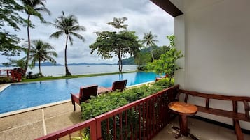 Premier Triple Room, Ocean View | Balkoni
