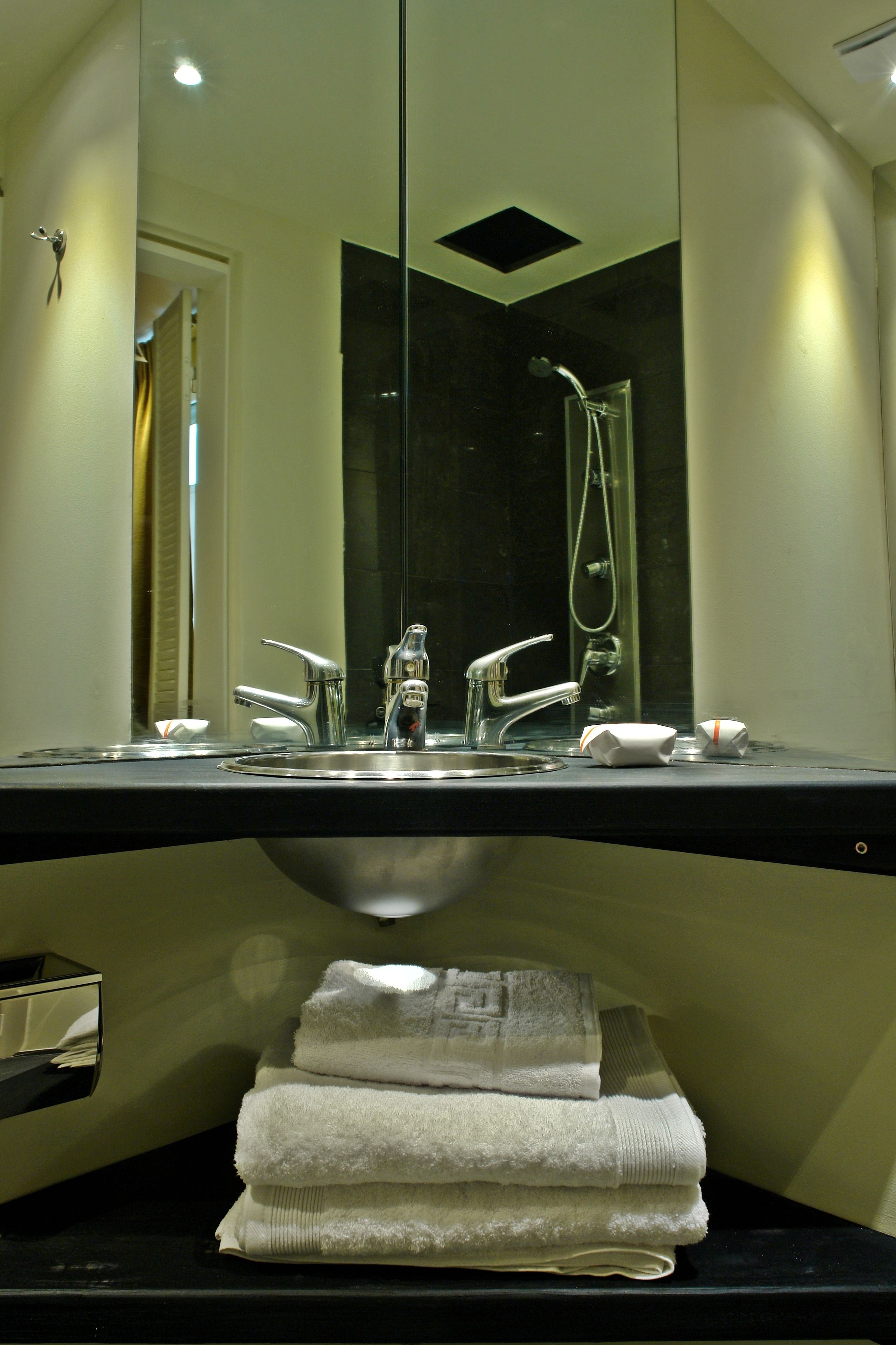 Deluxe Double Room | Bathroom sink