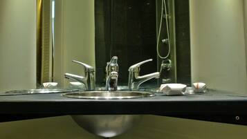 Deluxe Double Room | Bathroom sink