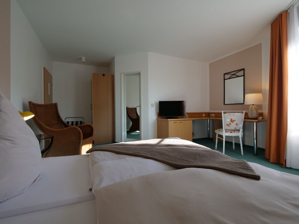 standard single room, 1 bedroom | hypo-allergenic bedding, in-room safe, desk, laptop workspace