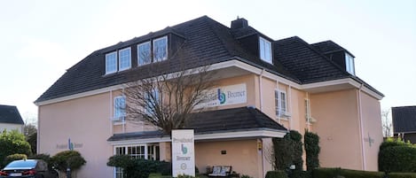 Facciata della struttura - sera/notte