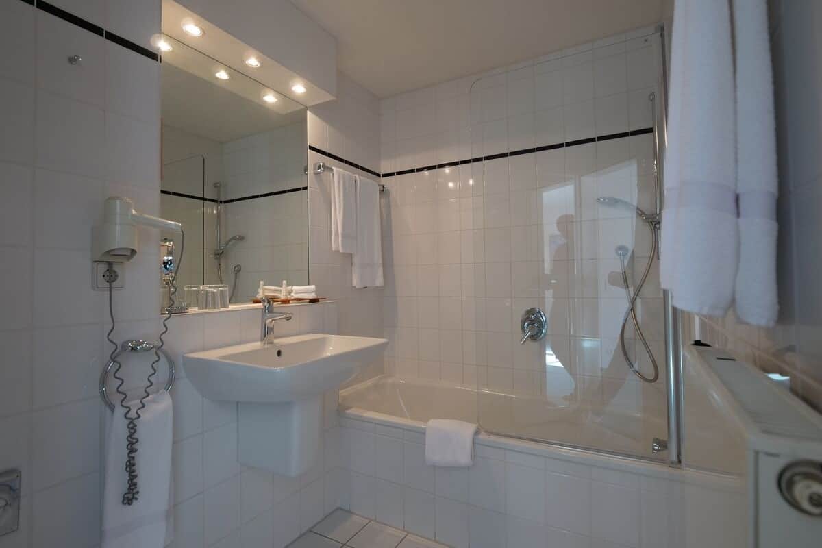 standard single room, 1 bedroom | bathroom | free toiletries, hair dryer, towels
