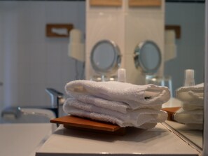 Standard Single Room, 1 Bedroom | Bathroom | Free toiletries, hair dryer, towels - Privathotel Bremer (Bergisch Gladbach)