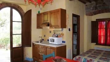 Studio, Kitchenette | Dapur kecil peribadi | Dapur, pembancuh kopi/teh, cerek elektrik