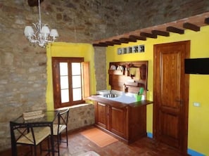 Studio, Kitchenette | Private kitchenette | Stovetop, coffee/tea maker, electric kettle, cookware/dishes/utensils - La Mulattiera (Scarlino)