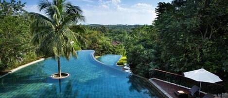 3 piscines extérieures